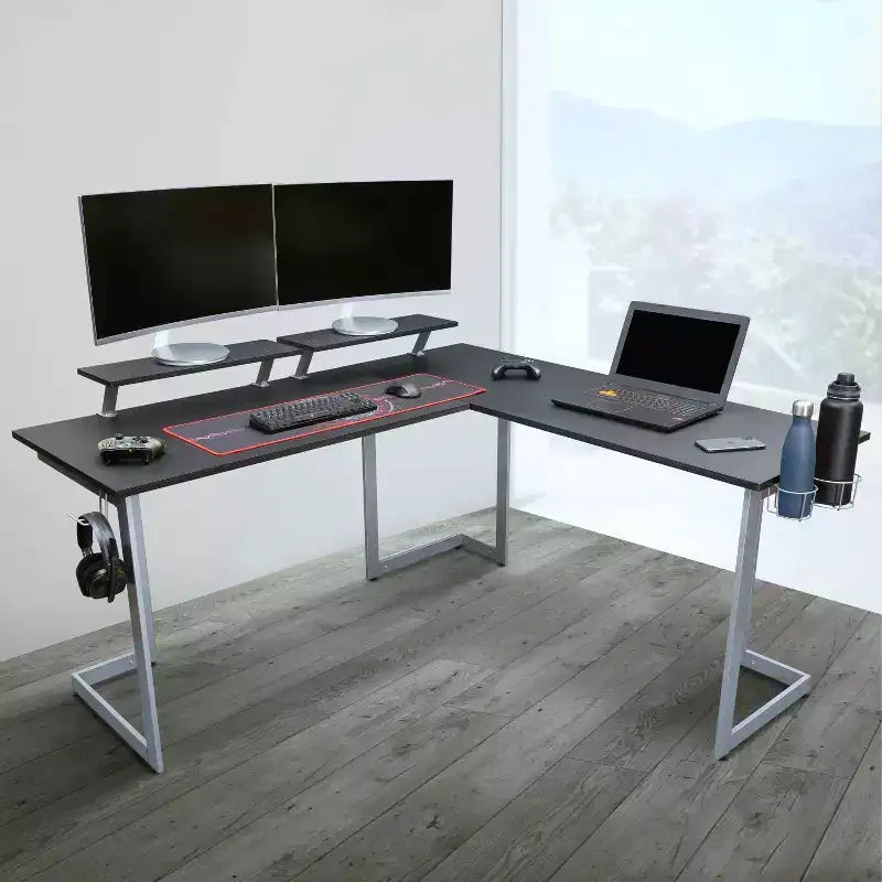 Bureau de gamer d'angle en fibre de carbone noire avec étagères pour moniteurs, 2 personnes